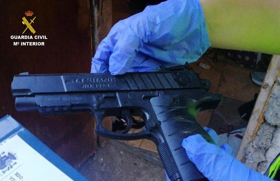 Pistola usado por una banda que asaltó bares del sur de Pontevedra desde agosto de 2025, desarticulada por la Guardia Civil.
