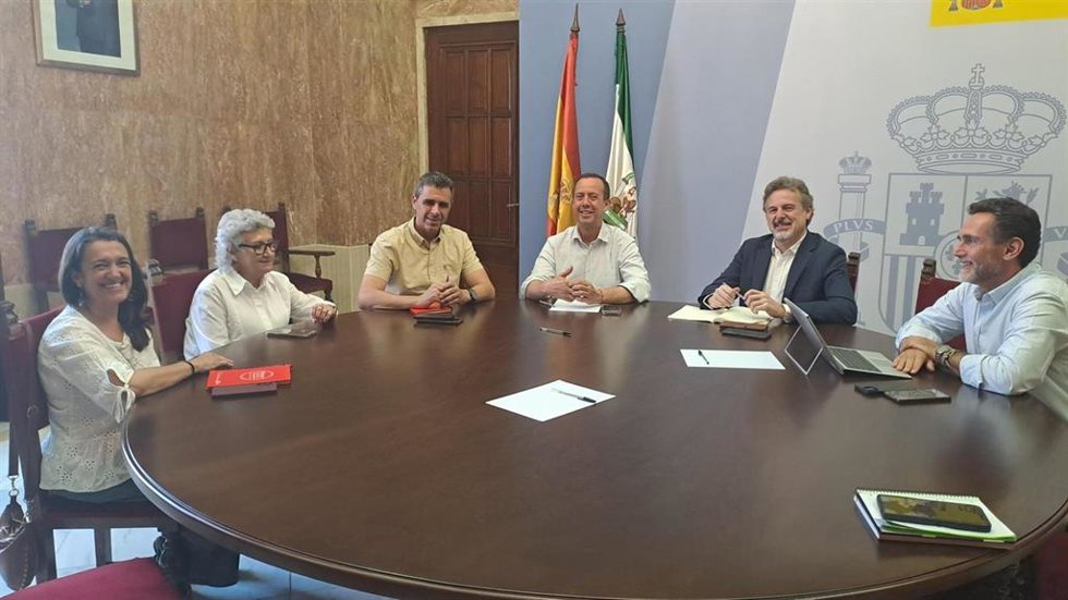 Imagen de la reunión entre el subdelegado del Gobierno en Almería, José María Martín, y el secretario provincial de CCOO, Antonio Rico.