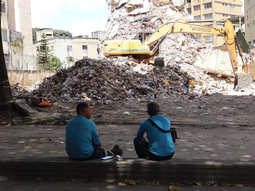 Trabajadores despejan escombros por el doble terremoto de finales de junio en Venezuela (imagen de archivo) 