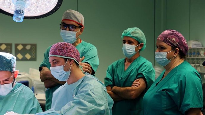 El Hospital La Fe, de València, realiza su primer implante auditivo en el tronco cerebral para romper el aislamiento acústico total.