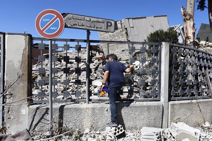 June 20, 2026, Nabatieh District, South Lebanon, lebanon: Residents and municipal workers inspect widespread destruction in Nabatieh, southern Lebanon, following three days of intense Israeli airstrikes and fighting in the nearby Ali al-Taher hill area. A