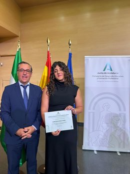 La alumna de El Pinar Julia Doblas, premio extraordinario de Bachillerato junto con el delegado territorial Miguel Briones