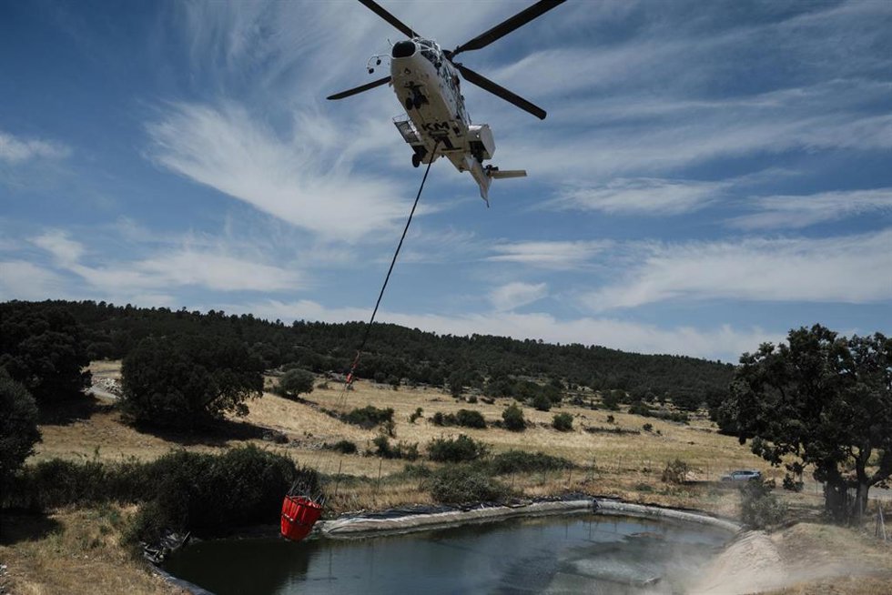 Un helicóptero durante las labores de extinción del incendio, a 18 de julio de 2026, en La Mierla, Guadalajara, Castilla-La Mancha (España). El fuego sigue activo en varios frentes y avanza hacia el municipio de Semillas, ha obligado a evacuar a 529 vecin