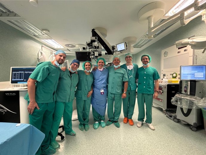 Iembros del equipo de Oftalmología del Hospital U. Miguel Servet tras la intervención. En el centro, los doctores A. Mateo y V. Mallén, junto al equipo quirúrgico y al láser Victus de Bausch + Lomb.