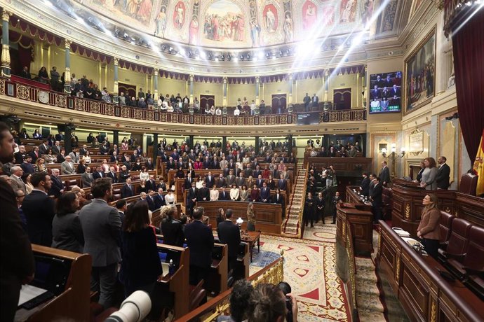 Archivo - Diputados en el hemiciclo durante una sesión de control al Gobierno, en el Congreso de los Diputados, a 10 de diciembre de 2025, en Madrid (España). 