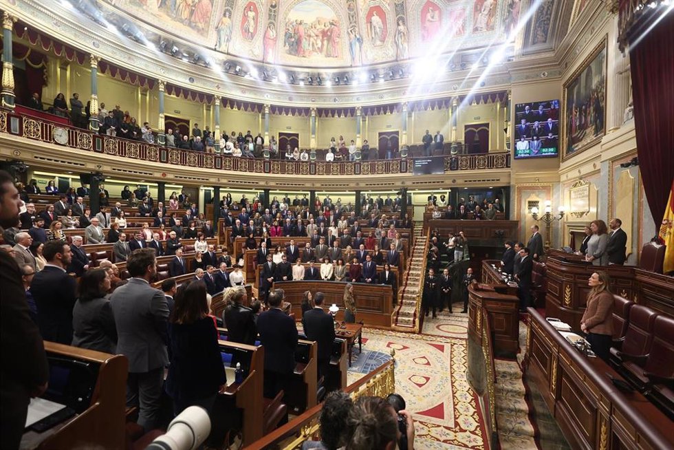 Archivo - Diputados en el hemiciclo durante una sesión de control al Gobierno, en el Congreso de los Diputados, a 10 de diciembre de 2025, en Madrid (España). 