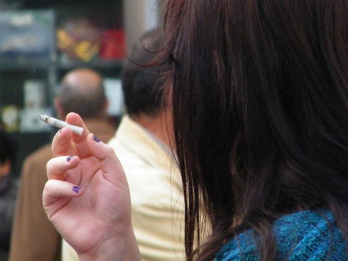 Archivo - Una mujer fumando