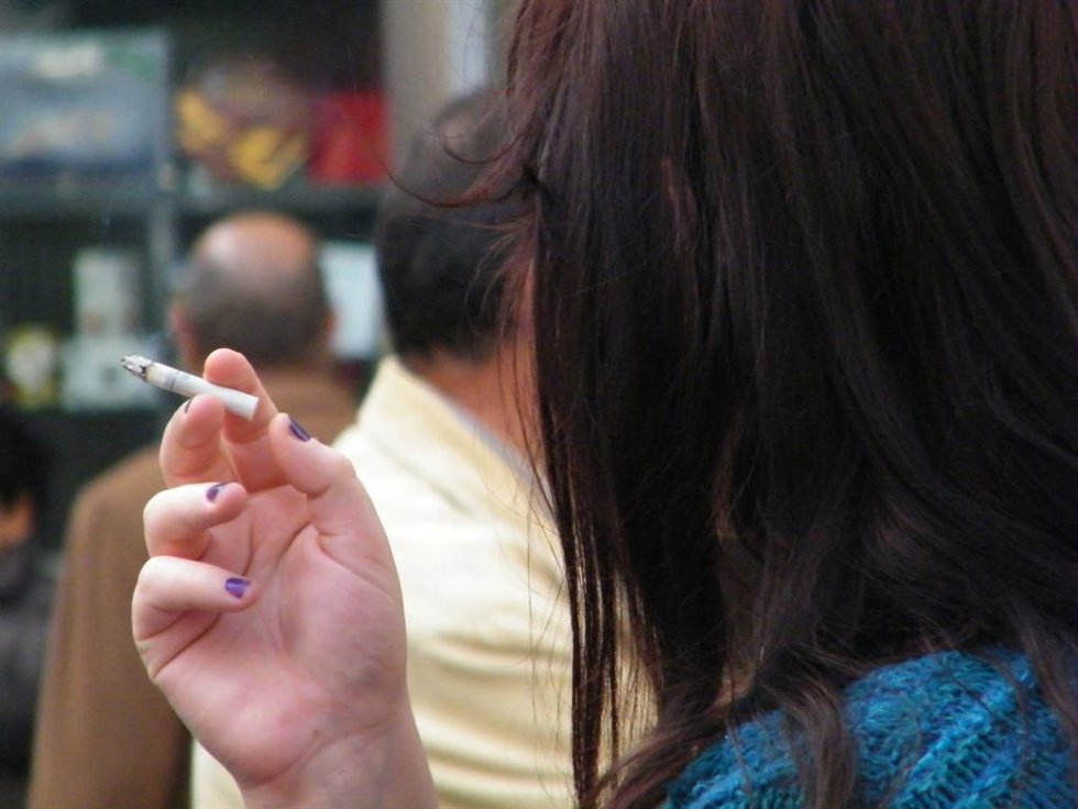 Archivo - Una mujer fumando