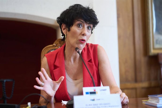 La ministra de Inclusión, Seguridad Social y Migraciones, Elma Saiz, atiende a los medios a su llegada para clausurar el seminario 'Seguridad social, un puente entre generaciones' durante los Cursos de Verano de la Universidad Internacional Menéndez Pelay