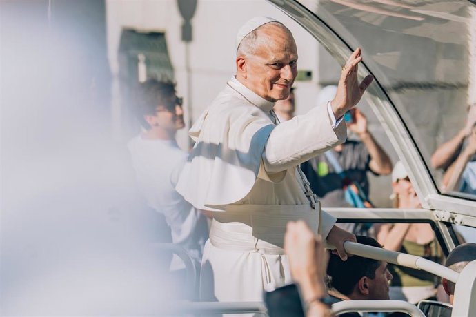 Archivo - El Papa León XIV a su paso por el Congreso de los Diputados en el papamóvil, a 8 de junio de 2026, en Madrid (España). 