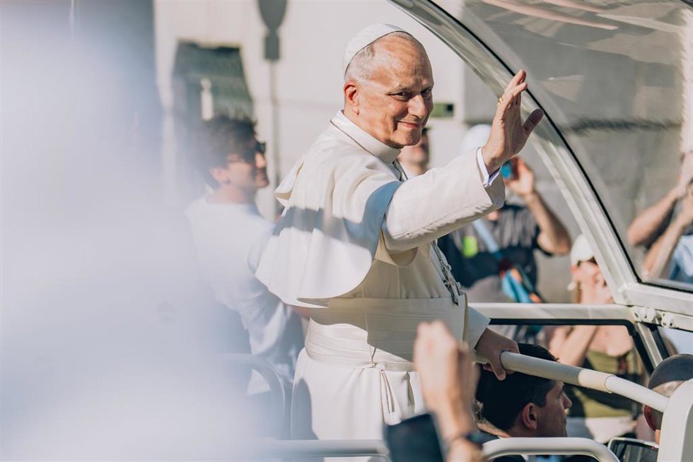 Archivo - El Papa León XIV a su paso por el Congreso de los Diputados en el papamóvil, a 8 de junio de 2026, en Madrid (España). 