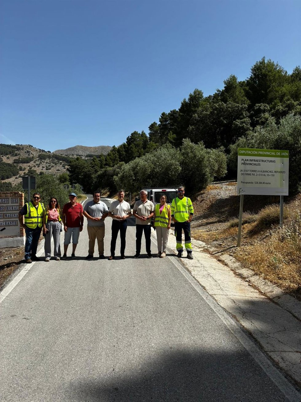 Visita del diputado de Infraestructuras Municipales, José Luis Agea, a las obras de mejora de la carretera JA-3107.