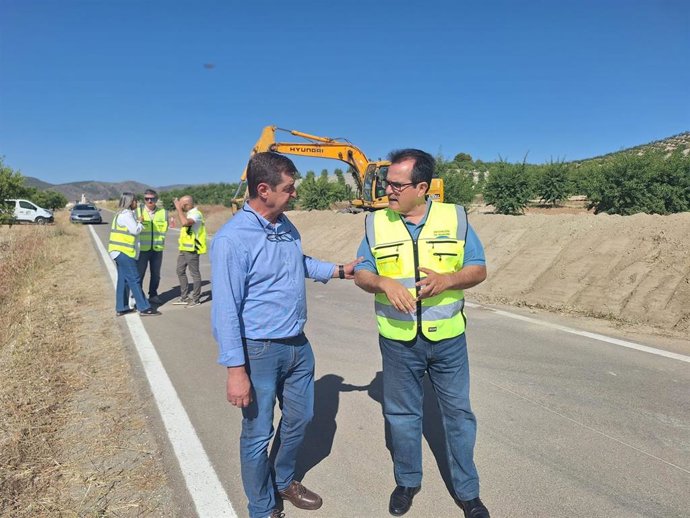 El alcalde de Oria, Marcos Reche, y el diputado provincial de Fomento, Infraestructuras, Vertebración del Territorio y Agua, Antonio Jesús Rodríguez, durante la visita a las actuaciones ejecutadas en las carreteras provinciales.