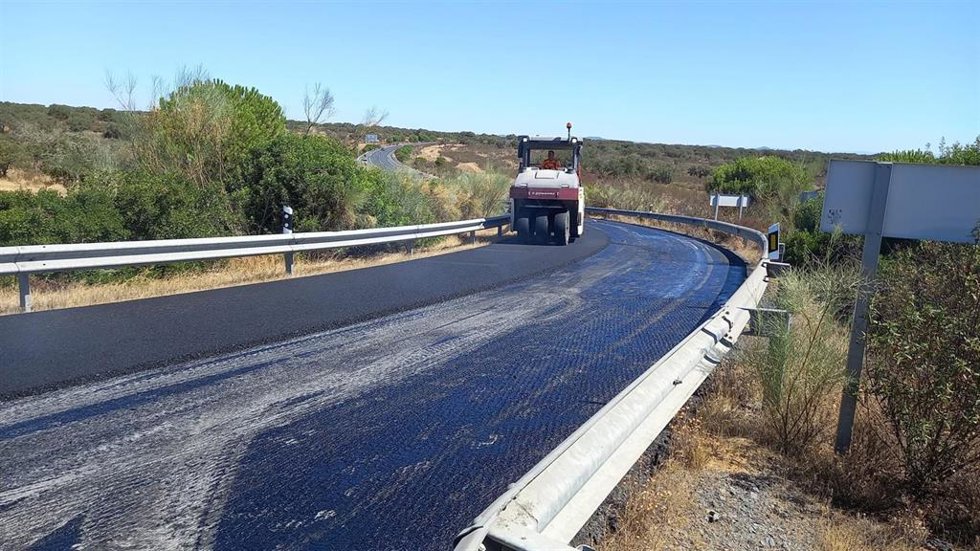 Obras de reparación y asfaltado de la carretera A-490 entre San Bartolomé de la Torre y Villanueva de los Castillejos (Huelva)