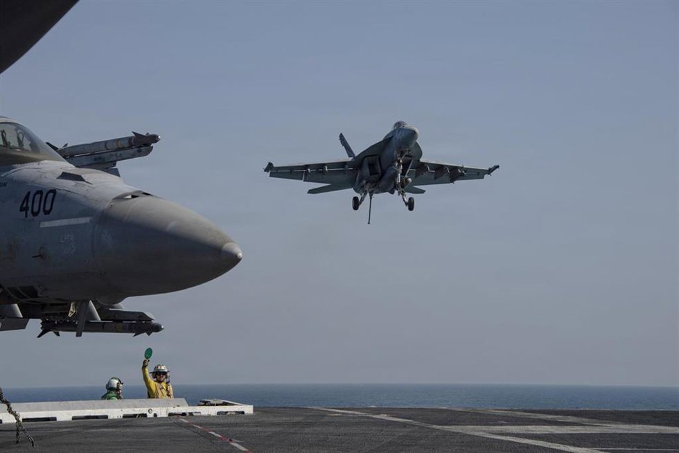 Archivo - Aviones de combate de EEUU en el portaaviones Abraham Lincoln durante la operación 'Furia Épica' contra Irán (imagen de archivo)
