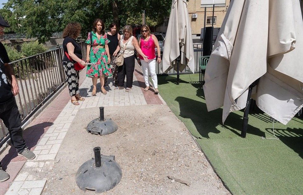 Visita a la calle El Calar de Granada de la concejala socialista Ana Muñoz.