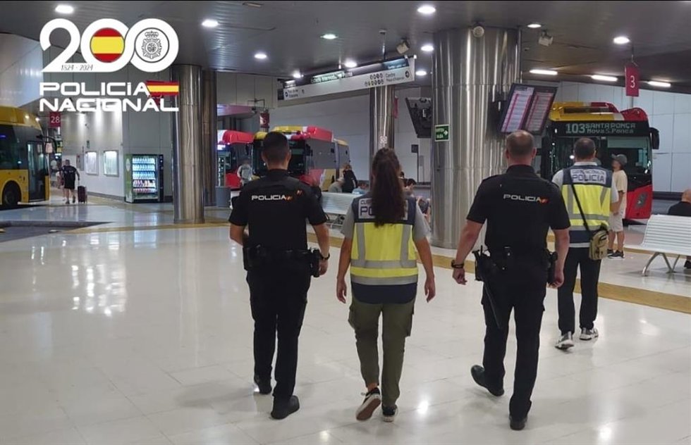 Agentes de la Policía Nacional en la estación Intermodal de Palma.