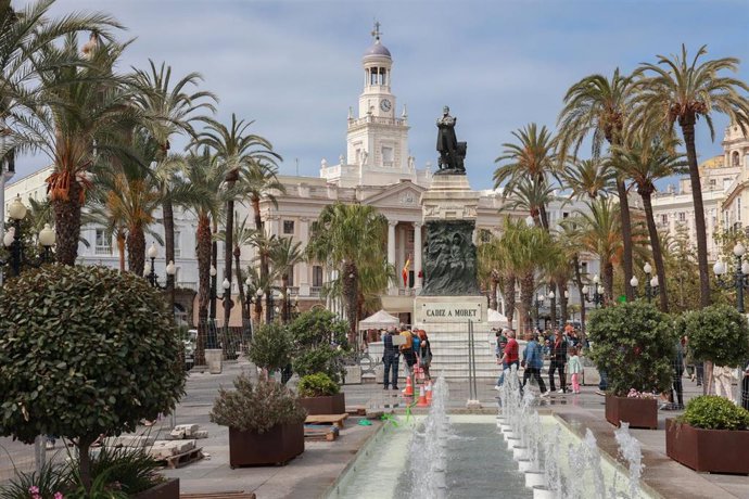 Archivo - Plaza San Juan de Dios con el Ayuntamiento de Cádiz al fondo. ARCHIVO.