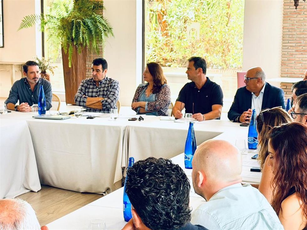 La coordinadora de Política Rural del Partido Popular y eurodiputada Carmen Crespo, junto al secretario general del PP de Málaga, José Ramón Carmona, en una reunión con la ejecutiva de COAG Andalucía.