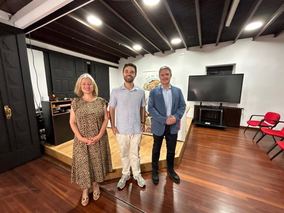 Los tres candidatos a liderar la lista del PSOE a las elecciones municipales, Almudena Cueto Sánchez, Sergio Llera Suárez y Enrique Rodríguez Nuño.