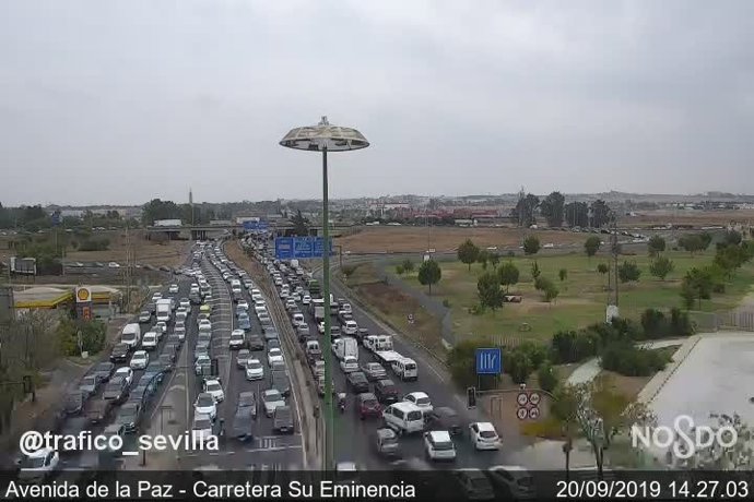 Archivo - Retenciones a raíz de un accidente en la A-376 de Dos Hermanas
