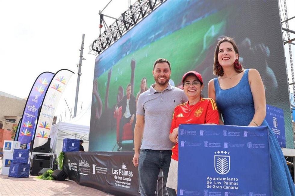 La alcaldesa de Las Palmas de Gran Canaria, Carolina Darias, junto a la concejal de Deportes, Carla Campoamor, y el gerente del IMD, Eloy García, en la Plaza de la Música donde se ultiman los prepartivos para seguir el España-Argentina