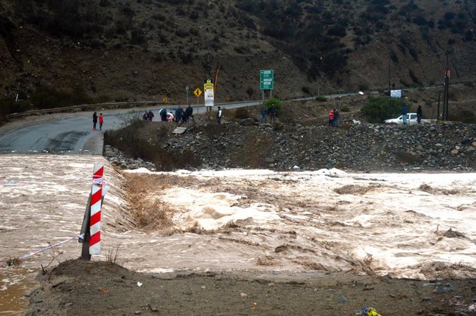 Coquimbo, 18 de julio de 2026. Debido a las intensas precipitaciones que afectan a la zona se activaron la mayoría de las quebradas como es el caso de Islon que corto la ruta dejando aislada a localidades del sector.  Alejandro Pizarro/Aton Chile