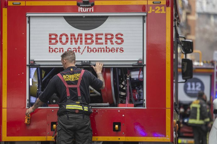 Archivo - Arxivo - Un bomber i un camió de Bombers de Barcelona en una imatge d'arxiu