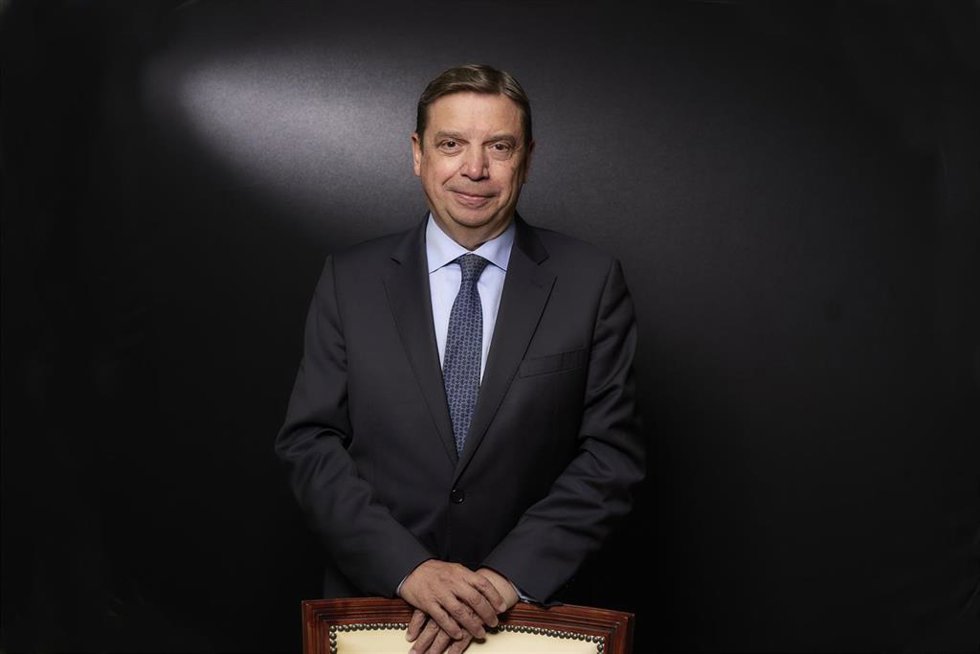 Archivo - El ministro de Agricultura, Pesca y Alimentación, Luis Planas, posa para Europa Press, a 11 de abril de 2022, en Madrid (España) 