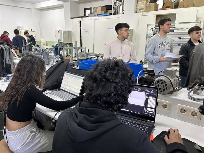 Archivo - Imagen de alumnos de Formación Profesional en Extremadura.