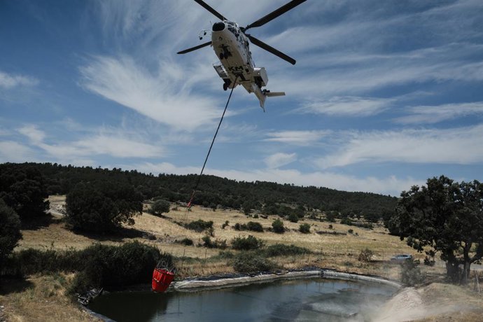 Um helicóptero durante as operações de combate ao incêndio, em 18 de julho de 2026, em La Mierla, Guadalajara, Castela-La Mancha (Espanha). O incêndio continua ativo em várias frentes e avança em direção ao município de Semillas, o que obrigou à evacuação