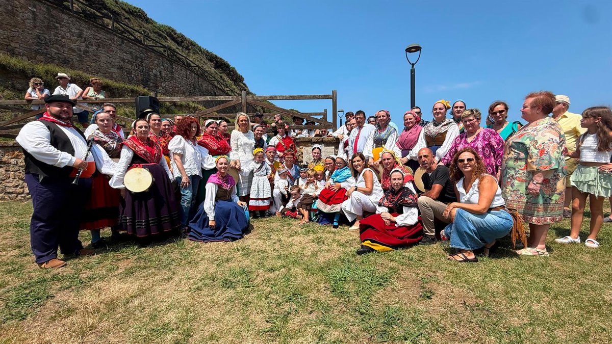 Una placa recuerda desde hoy a la exdirectora del Grupo de Danzas Santa Justa Conchi García en Ubiarco