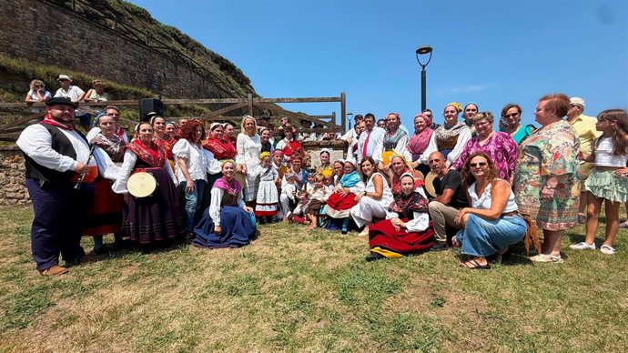 Una placa recuerda desde hoy a la exdirectora del Grupo de Danzas Santa Justa Conchi García en Ubiarco
