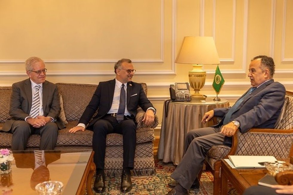 El asesor de la Casa Blanca Massad Boulos, en el centro de la imagen,y el secretario general de la Liga Árabe, Nabil Fahmy (D), reunidos en El Cairo a 18 de julio de 2026