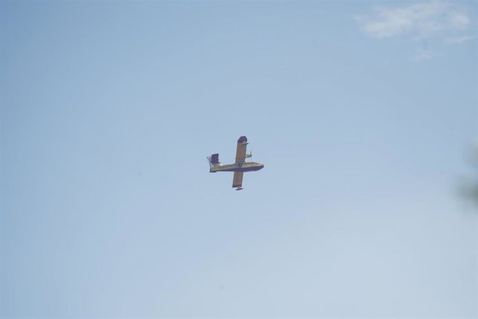Un avión trabaja en las labores de extinción del incendio, a 18 de julio de 2026, en La Mierla, Guadalajara, Castilla-La Mancha (España). El fuego sigue activo en varios frentes y avanza hacia el municipio de Semillas, ha obligado a evacuar a 529 vecinos 