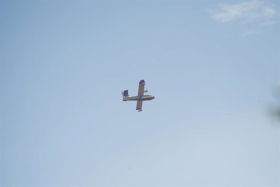 Un avión trabaja en las labores de extinción del incendio, a 18 de julio de 2026, en La Mierla, Guadalajara, Castilla-La Mancha (España). El fuego sigue activo en varios frentes y avanza hacia el municipio de Semillas, ha obligado a evacuar a 529 vecinos 