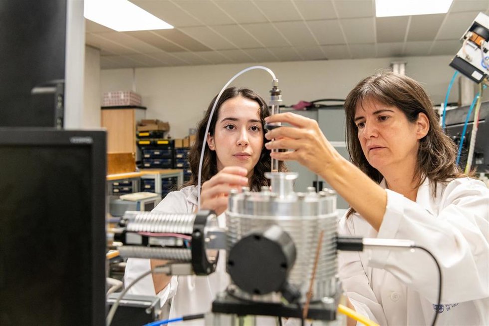 Las investigadoras Beatriz García Baños y Lucía Bacete Barchín, parte del equipo de la Universitat Politècnica de València y el Surrey Space Centre que ha analizado piedras lunares para construir en la luna.