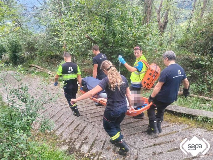 Herido tras sufrir una caída en el camino de acceso a la vía de escalada de Otura, Morcín.