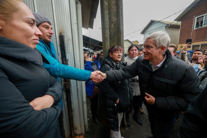 Penco, Viernes 17 de julio 2026  El Presidente José Antonio Kast, supervisa labores de limpieza de los sectores afectados por el sistema frontal en en sector Cerró Verde Bajo de la comuna de Penco. (Carlos Acuña/Aton Chile)