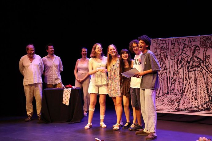 'Todo Ubú' De Locos Por Actuar Se Llevó El Premio Del Público En La Gala De Galardones De La VI Muestra De Teatro Amateur.