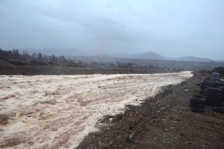 Coquimbo, 18 de julio de 2026. Debido a las intensas precipitaciones que afectan a la zona se activaron la mayoría de las quebradas como es el caso de Islon que corto la ruta dejando aislada a localidades del sector.  Alejandro Pizarro/Aton Chile