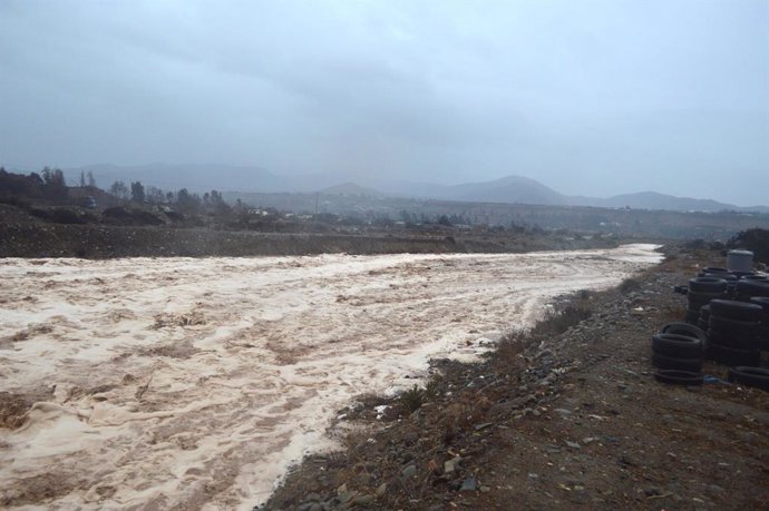 Coquimbo, 18 de julio de 2026. Debido a las intensas precipitaciones que afectan a la zona se activaron la mayoría de las quebradas como es el caso de Islon que corto la ruta dejando aislada a localidades del sector.  Alejandro Pizarro/Aton Chile