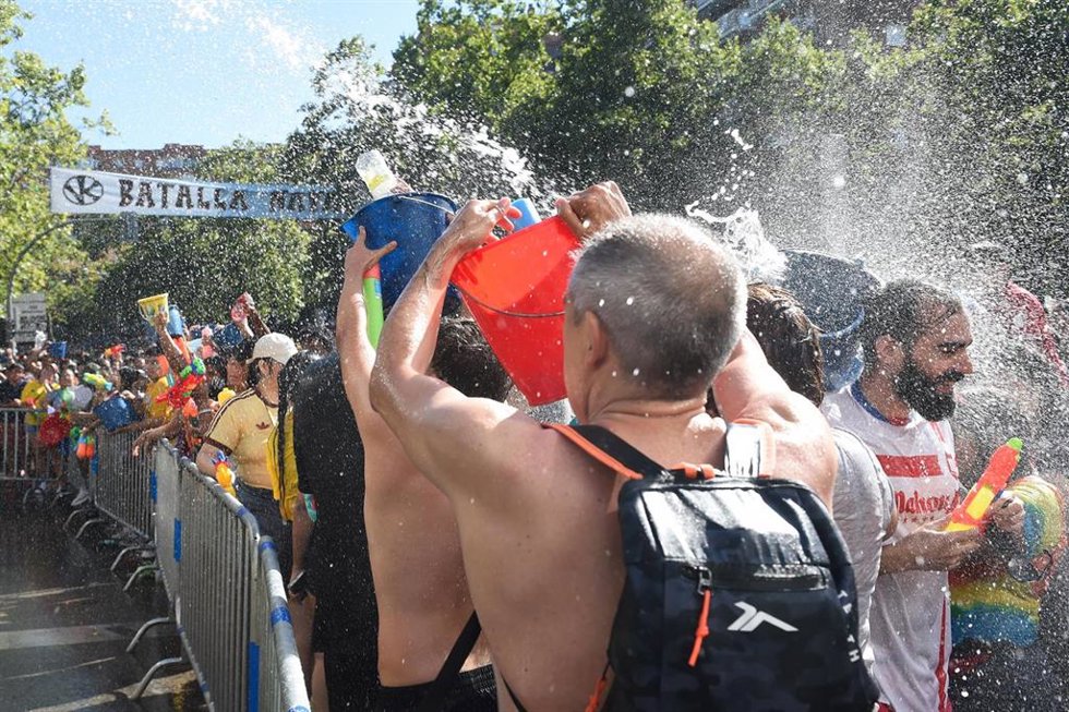 Archivo - Varias personas durante la celebración de la Batalla Naval de Vallecas en 2025