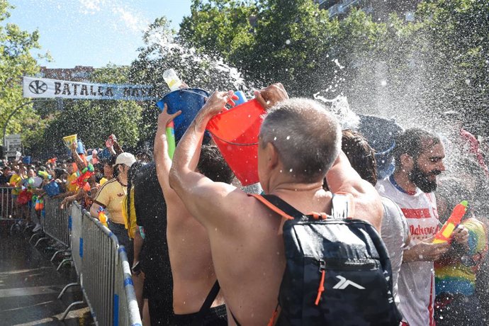 Archivo - Varias personas durante la celebración de la Batalla Naval de Vallecas, a 20 de julio de 2025, en Madrid (España). Esta celebración, que forma parte de las Fiestas del Carmen 2024, se trata de una guerra de agua que surgió en 1981 y se celebra d