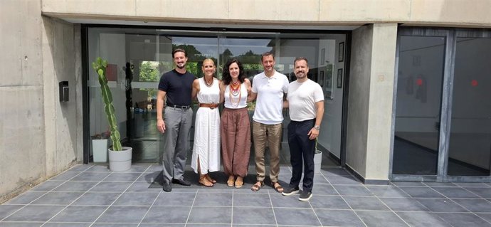La consellera de Familias, Bienestar Social y Atención a la Dependencia, Sandra Fernández, visita la residencia de Sa Serra tras ls inversiones realizadas.