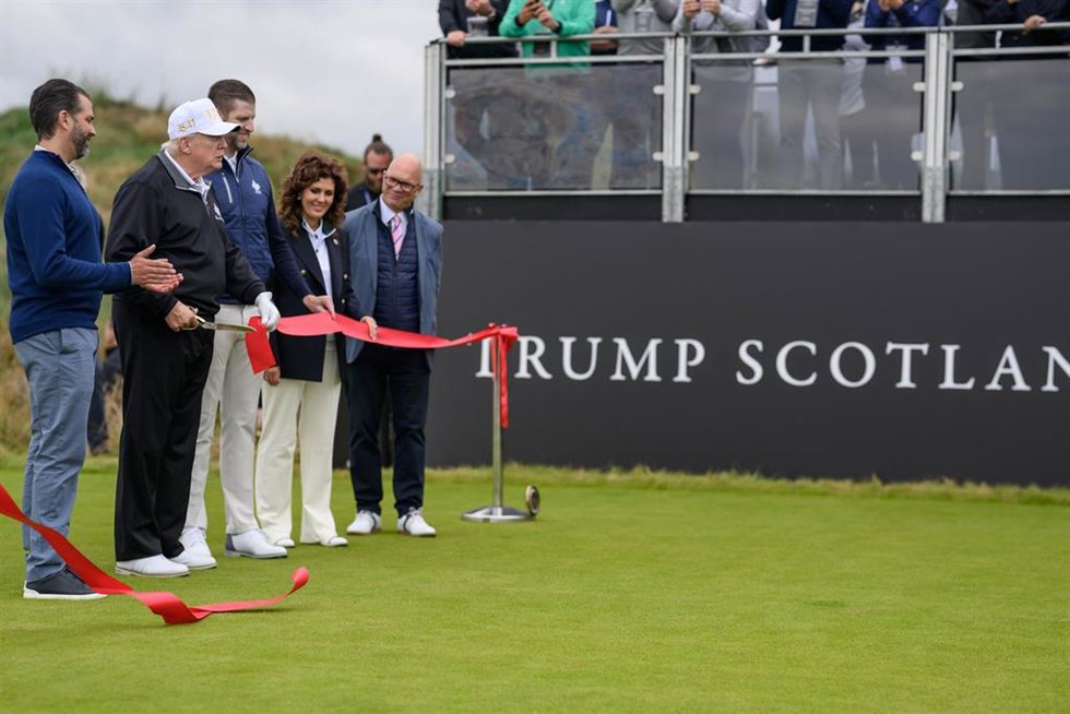 Archivo - Donald Trump en uno de sus campos de golf, en Escocia (archivo)