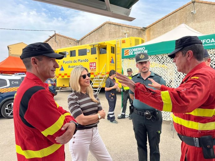 La vicepresidenta del Gobierno de Aragón, Mar Vaquero, en el Puesto de Mando Avanzado instalado en Farasdués, donde ha ofrecido las últimas novedades sobre el incendio de las Cinco Villas.