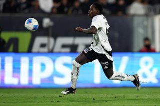 Futbol, Colo Colo vs Deportes Iquique Fecha 23, Liga de primera 2025. El jugador de Colo Colo Manley Clerveaux, es fotografiado durante un partido de la liga de primera contra Deportes Iquique disputado en el estadio Monumental de Santiago,
