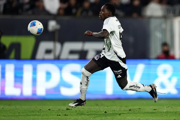 Futbol, Colo Colo vs Deportes Iquique Fecha 23, Liga de primera 2025. El jugador de Colo Colo Manley Clerveaux, es fotografiado durante un partido de la liga de primera contra Deportes Iquique disputado en el estadio Monumental de Santiago,