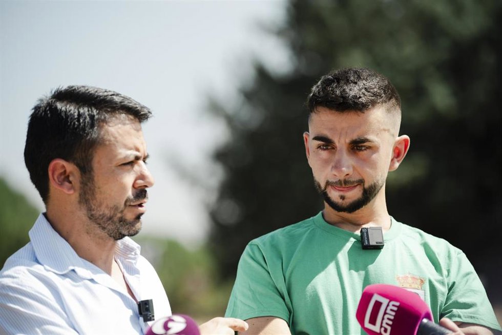 El portavoz de Vox en las Cortes de Castilla-La Mancha y diputado por Guadalajara, Iván Sánchez (i), y el alcalde de Vox de Robledillo de Mohernando, Rubén Marchamalo (d), ofrecen declaraciones a los medios durante las labores de extinción del incendio, a